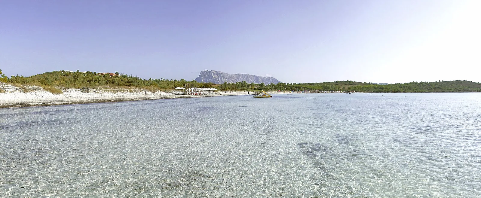 Acqua bassa e trasparente davanti alla lingua di sabbia bianca di Cala Brandinchi