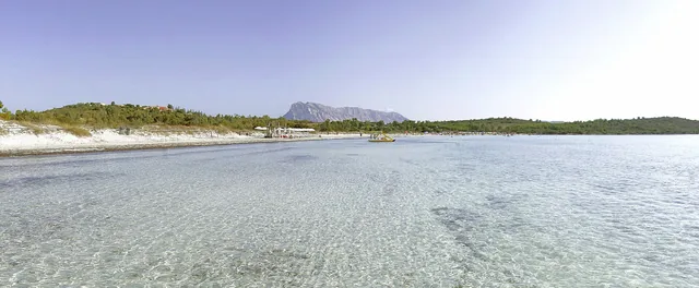 Acqua bassa e trasparente davanti alla lingua di sabbia bianca di Cala Brandinchi
