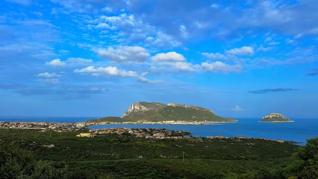 Veduta dall'alto del paese di Golfo Aranci con il promontorio di Capo Figari e l'isola di Figarolo