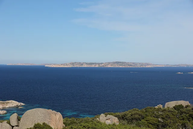 Veduta dall'alto sull'arcipelago tra massi di granito, macchia mediterranea e mare turchese