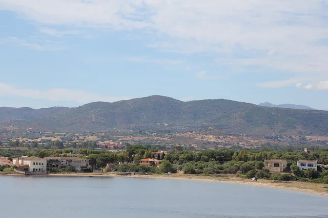 La costa del Lido del Sole vista dal mare, spiaggia, ville tra i pini e colline