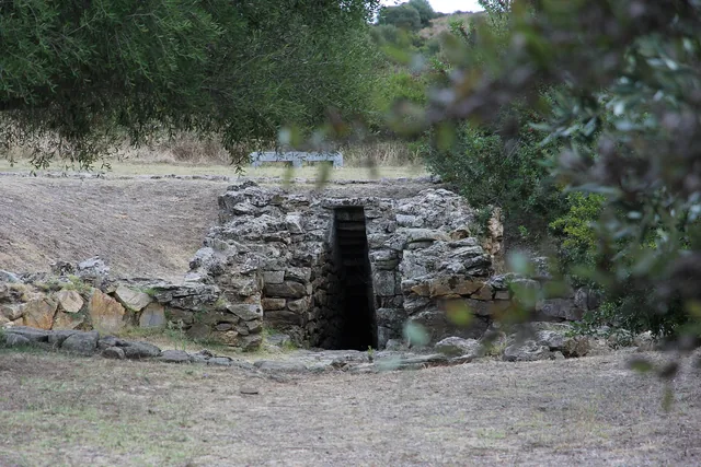 Il pozzo sacro di Sa Testa con la scalinata in pietra che scende verso l'ingresso trapezoidale
