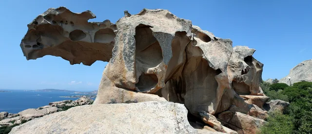 Monolito di granito scavato dal vento a forma di orso, affacciato sul mare di Palau