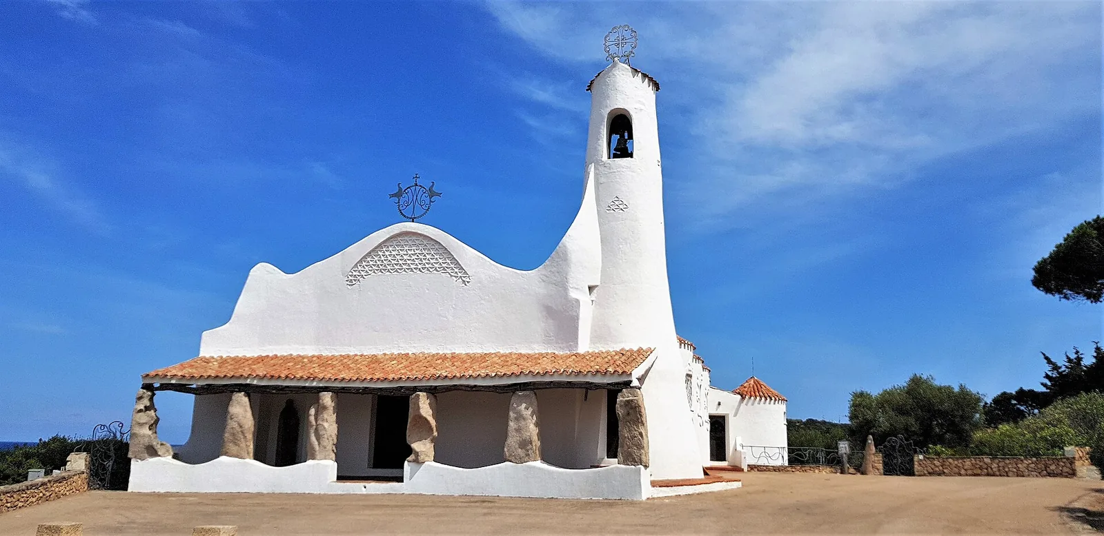 La chiesa bianca di Stella Maris a Porto Cervo con il portico su colonne di granito