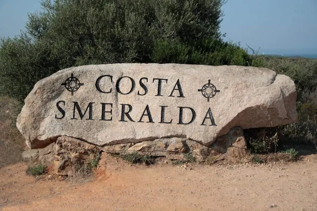 Il masso di granito con la scritta Costa Smeralda inciso lungo la strada