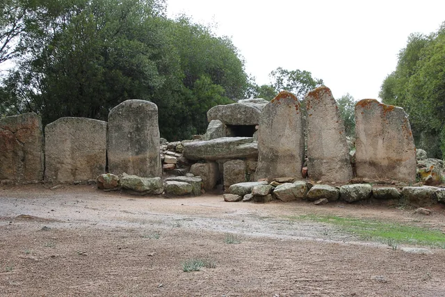 L'esedra a emiciclo della tomba dei giganti, grandi lastre di granito infisse attorno al portello d'ingresso